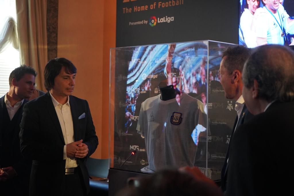 LEGENDS recibe una de las reliquias más importantes en la historia del fútbol mundial