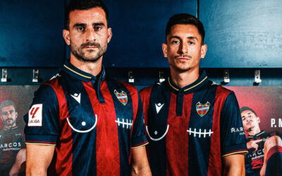 La camiseta especial del Levante U.D. que juega contra cáncer de mama. Símbolos de mastectomía y sin publicidad